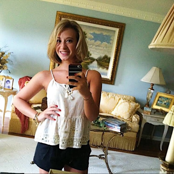 Meet Your Posher 🦋 - Picture 2 of 5